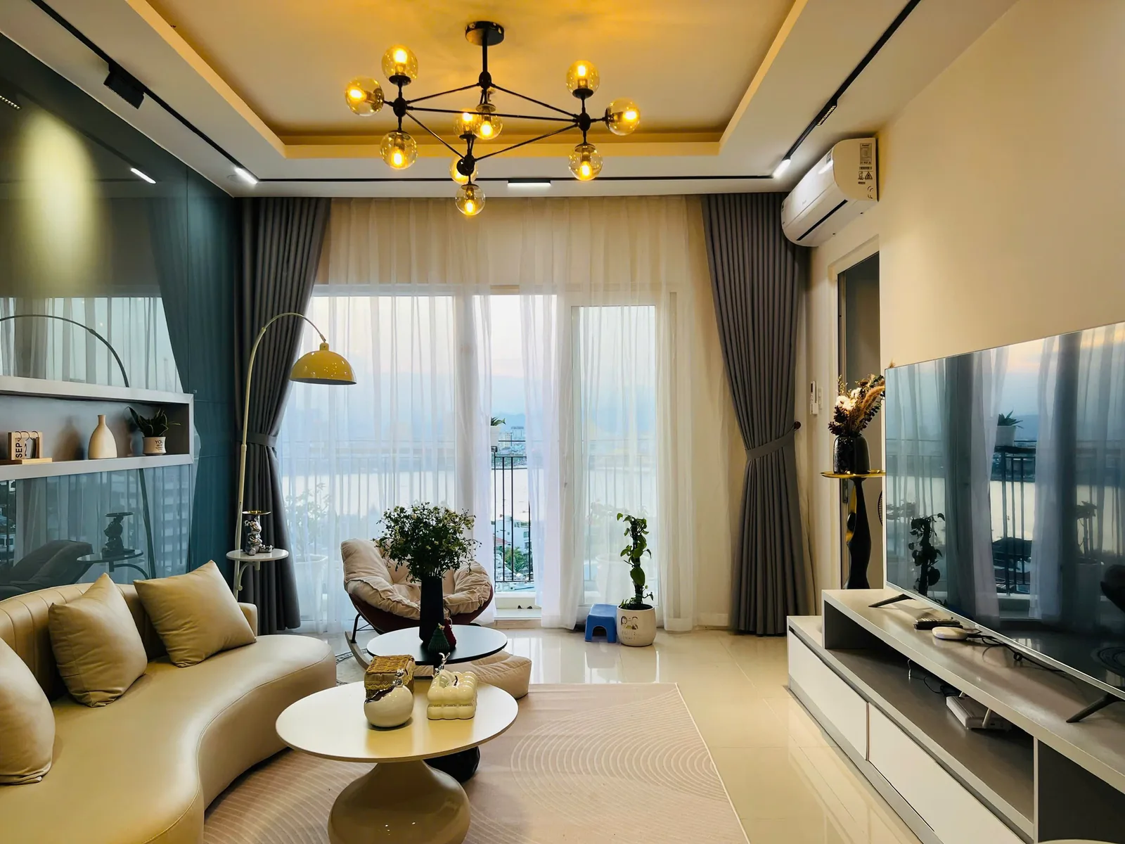 Cho thuê căn hộ 2 phòng ngủ The Monarchy A, 74 m², view sông Hàn, tầng giữa