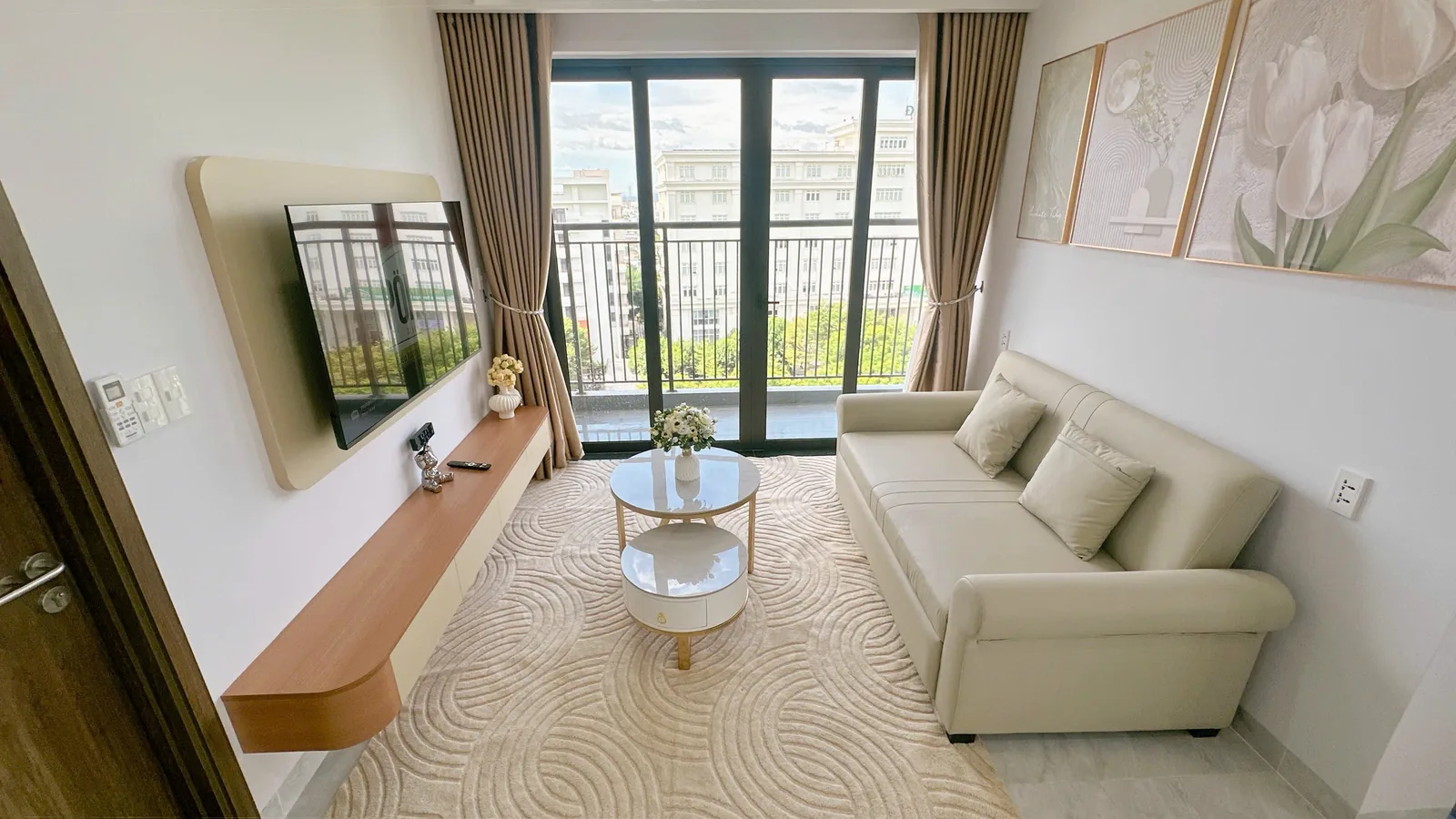 Cho thuê căn hộ 2 phòng ngủ The Vista Residence, 76 m², view thành phố, tầng giữa, 885 USD/tháng